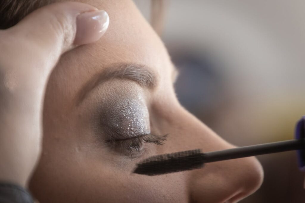 Primer plano detallado de las pestañas postizas y el maquillaje de ojos de una novia, resaltando la importancia de los detalles finales.